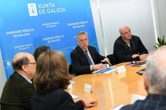 O Ministro Regional da Saúde da Xunta de Galicia, Antonio Gómez Caamaño, durante uma reunião de trabalho com representantes das diretorias provinciais da Associação Espanhola Contra o Câncer na Galícia.