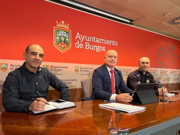 El jefe de protección civil, Telmo Ruiz; el concejal de Seguridad, Ángel Manzanedo; y el jefe de Bomberos, Miguel Ángel extremo.