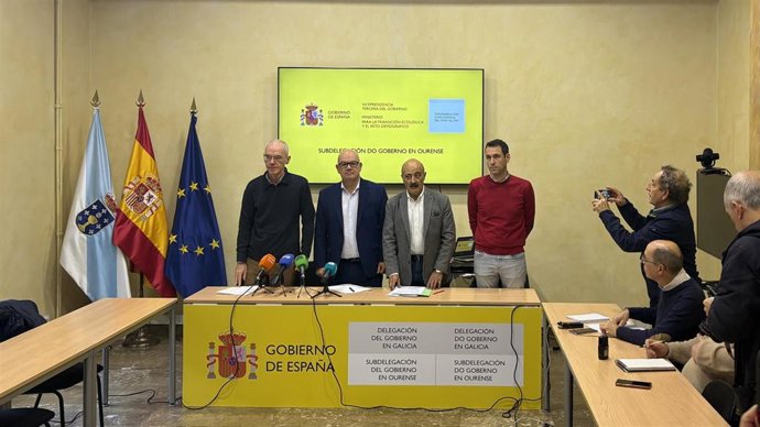 Quiroga y Santoas participan en una rueda de prensa sobre las actuaciones post incendios.