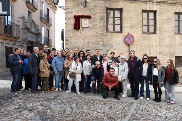 Colocación de una placa en la plaza del Horno de la Magdalena de Toledo como homenaje a Apanas.