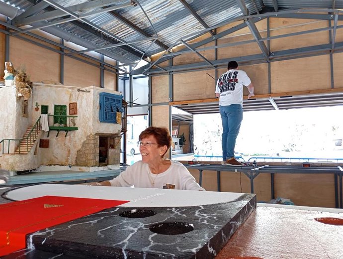 Comienzan a montar los belenes del zaguán del Ayuntamiento de Alicante y la plaza de la Montañeta