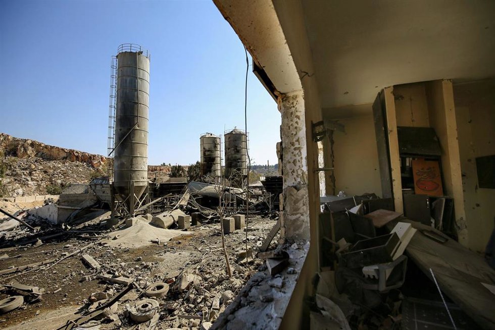Daños por los bombardeos de Israel contra una fábrica de cemento en Ansar, Líbano (archivo)