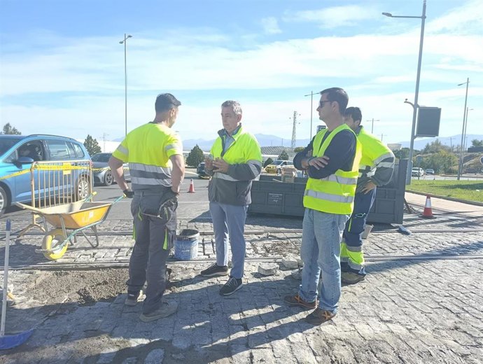 Arreglo de adoquines en la plataforma del tranvía de Jaén