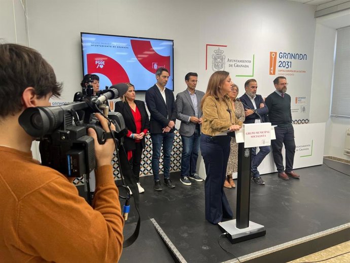 La portavoz del grupo socialista en el Ayuntamiento de Granada, Raquel Ruz, interviene ante los medios en presencia de sus compañeros
