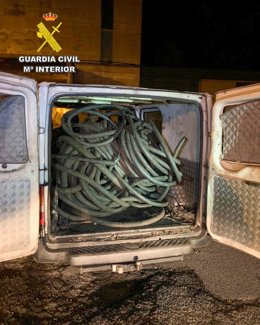 Furgoneta con el cableado de cobre intervenido por el que han sido detenidos tres varones en Sena de Luna (León).