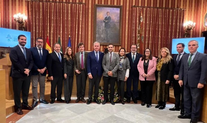 Acto de entrega del Galardón Periodístico de la Fundación Jiménez-Becerril al escritor Alfonso Javier Ussía Hornedo en el Ayuntamiento de Sevilla.