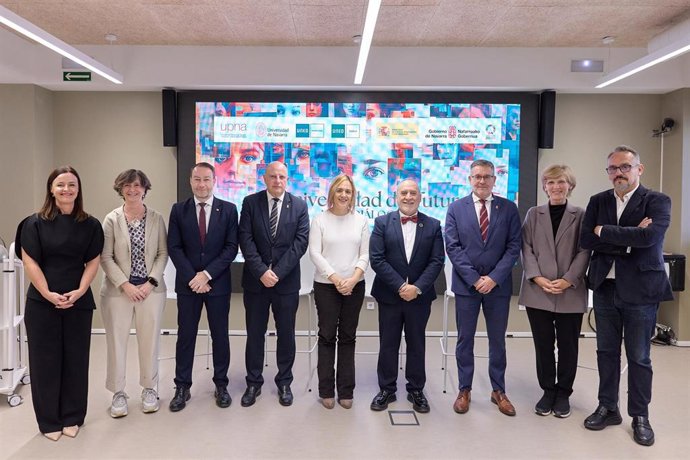 El consejero Juan Luis García abre la mesa de dialogo 'La Universidad del futuro' .