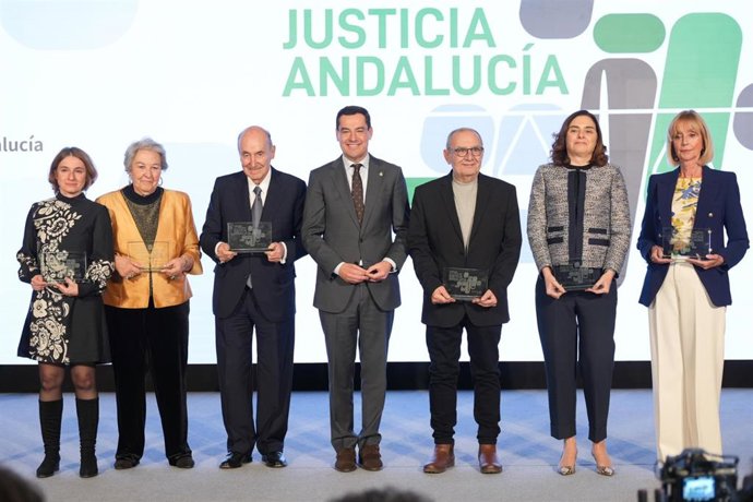 Archivo - El presidente de la Junta de Andalucía, Juanma Moreno, en una imagen de diciembre de 2024 en el acto de entrega de la I Edición de los Premios Justicia Andalucía.