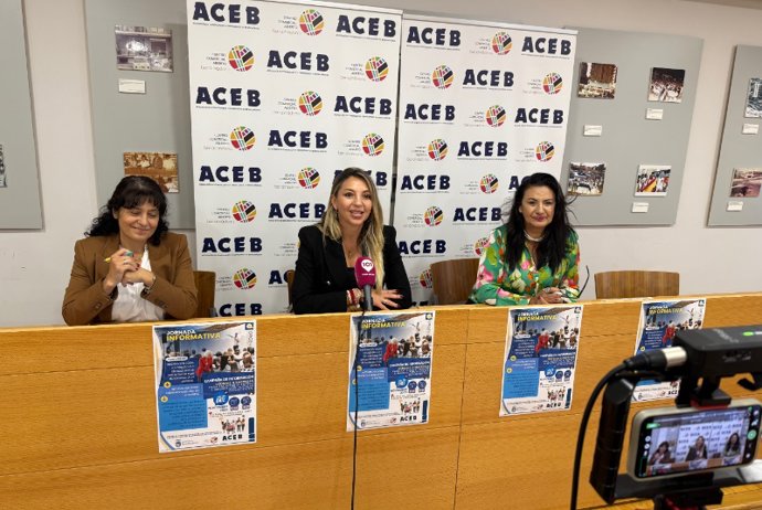 La edil de Participación Ciudadana, María Luisa Robles; la presidenta de la ACEB, Rosa María González Rubia, y la responsable de la empresa Origen Formación, Eva Muñoz.