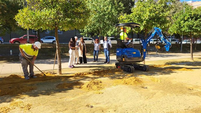 Obras del nuevo parque infantil en Los Bermejales, con más de 1.300 m2.