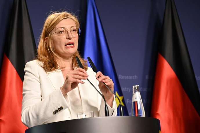Archivo - 20 May 2025, Berlin: Ekaterina Zaharieva, EU Commissioner for Start-ups and for Research and Innovation, attends a joint press conference with Dorothee Baer, German Minister for Research, Technology and Space, at the Federal Ministry of Research
