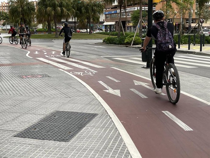 Archivo - Ciclistas circulan por un carril bici.