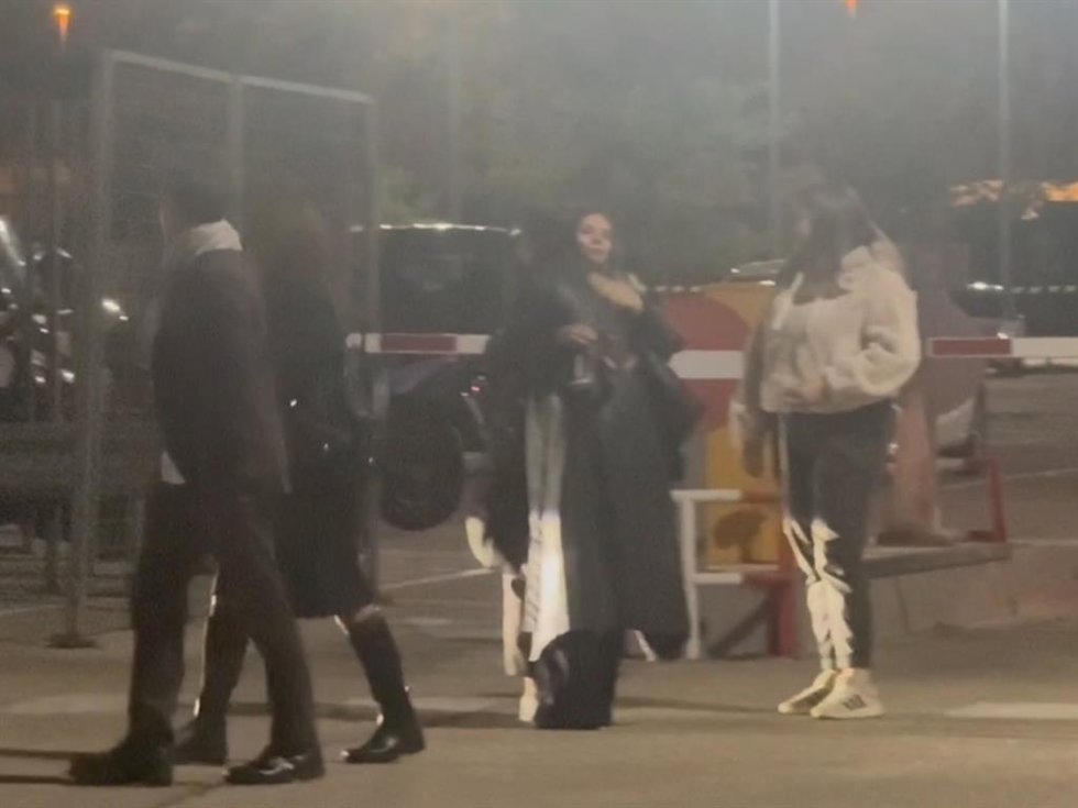 Gloria Camila se funde en un abrazo con Olga Moreno demostranso su apoyo mutuo