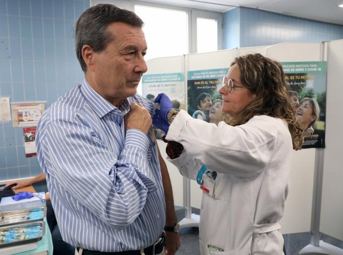 El conseller de Sanitat, Marciano Gómez, participa en la campanya de vacunació enfront de la grip en el Centre de Salut Serrería