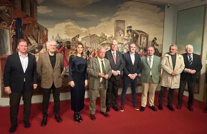 Santonja C), el presidente de la Diputación de Burgos, la viceconsejera de Acción Cultural o los comisarios de la muestra en la foto de familia de presentación de la exposición de tapices en el MEH.