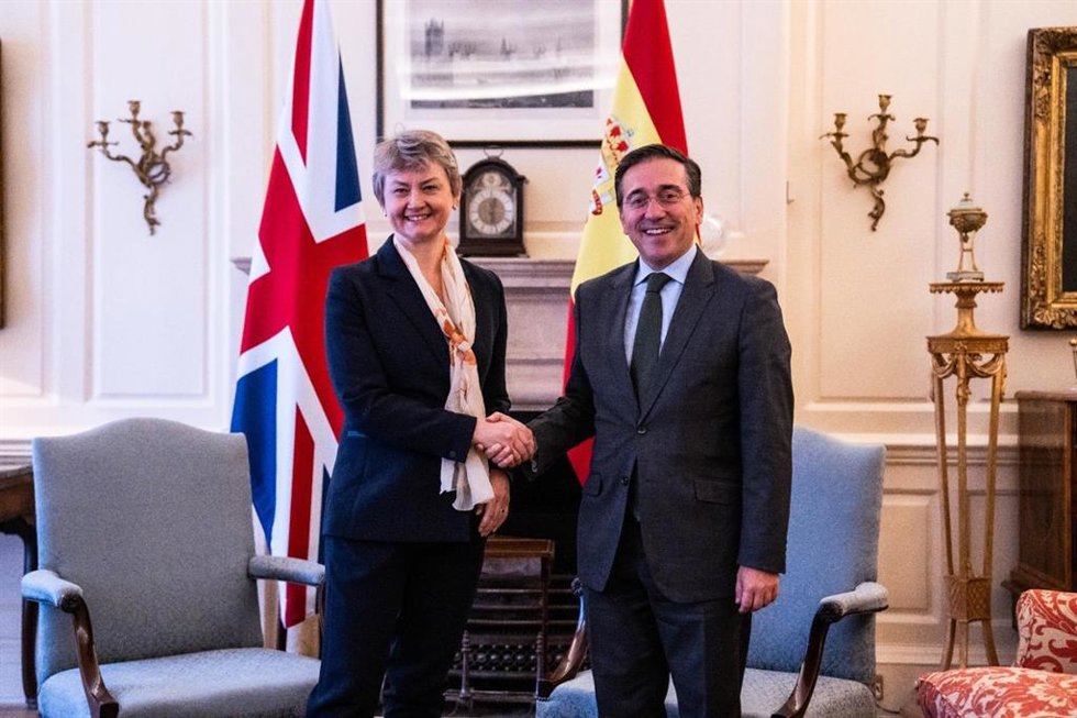 El ministro de Asuntos Exteriores, José Manuel Albares, con su homóloga británica, Yvette Cooper.