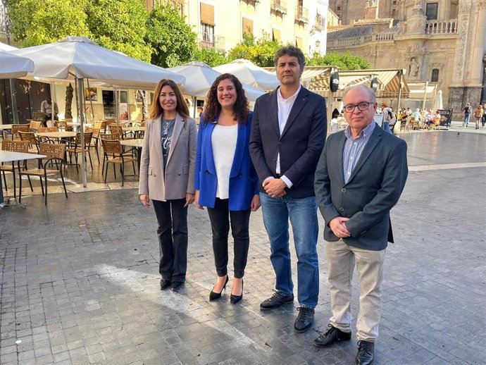 El cambio de toldos por sombrillas en el centro de Murcia llegará en 2026 con la ampliación del uso de los quioscos