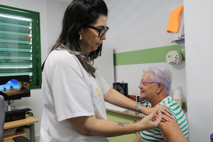 Una persona mayor se vacuna contra la gripe