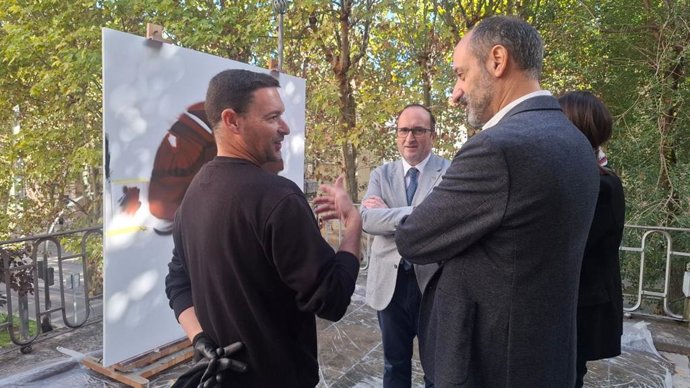 Daniel Fernández  junto a su obra 'Moxaico'