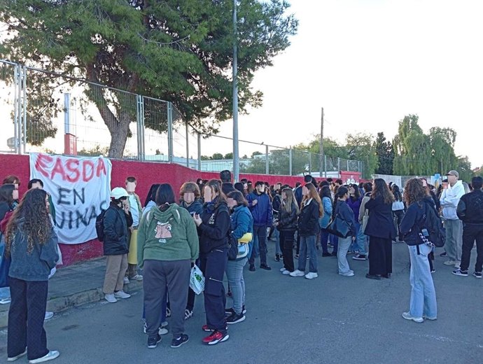 Concentración de alumnado de la EASDA este lunes