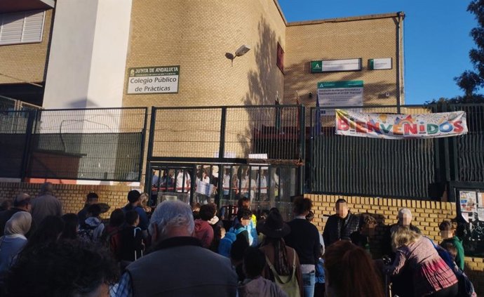 Concentración de la comunidad educativa del CEIP Prácticas de Huelva tras la agresión a una profesora.