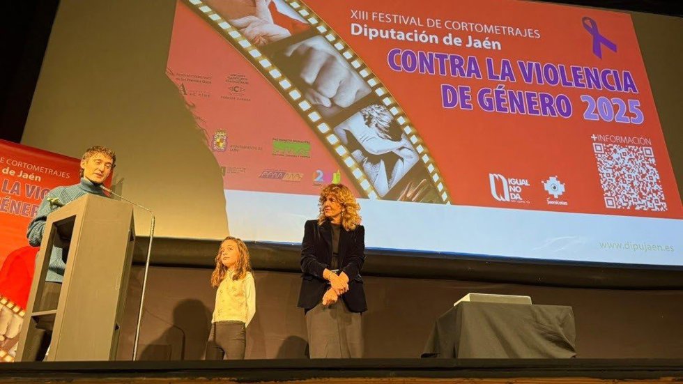 El director de 'Origamo', Álvaro León, interviene tras recoge el premio