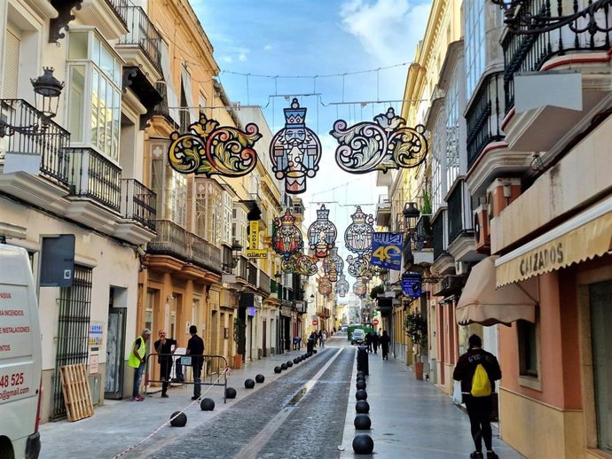 Una de las calles del centro de El Puerto con la iluminación de Navidad.