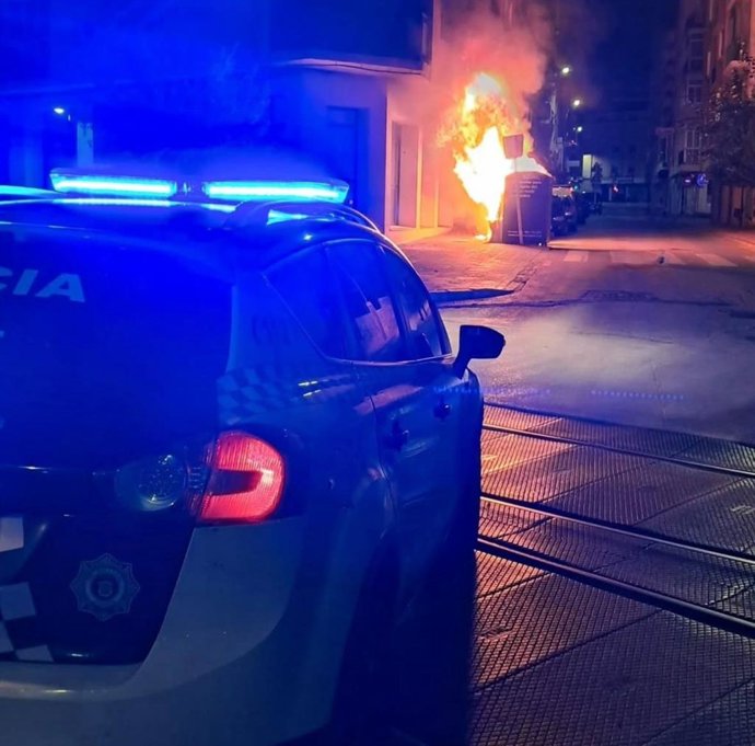 Incendio en los contenedores de la calle Diego Jiménez de Cuenca.