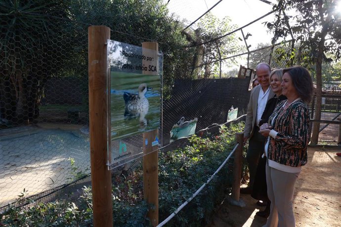 La consejera de Sostenibilidad y Medio Ambiente de la Junta de Andalucía, Catalina García (1d), y la alcaldesa de Jerez de la Frontera, María José García-Pelayo (c), en el Zoobotánico de la ciudad el pasado 7 de noviembre. ARCHIVO.