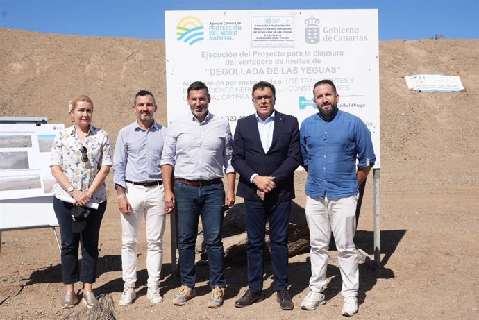 El consejero canario de Política Territorial, Manuel Miranda (2º por la dch) visita el vertedero Degollada de las Yeguas, en San Bartolomé de Tirajana (Gran Canaria), que ha finalizado su clausura y sellado