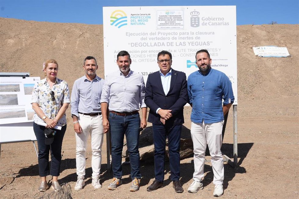 El consejero canario de Política Territorial, Manuel Miranda (2 por la dch) visita el vertedero Degollada de las Yeguas, en San Bartolomé de Tirajana (Gran Canaria), que ha finalizado su clausura y sellado