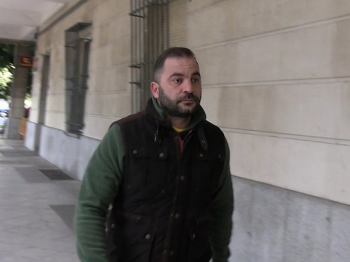 Antonio Tejado, serio y agotado, acude a firmar al juzgado y guarda silencio ante la fianza de 639.000 euros