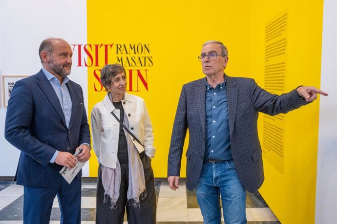 El vicepresidente primero de la Diputación de Cádiz, Juancho Ortiz (i), juno al comisario de la exposición sobre Ramón Masats, Chema Conesa (d), y la hija del autor, Sonia Masats (c).
