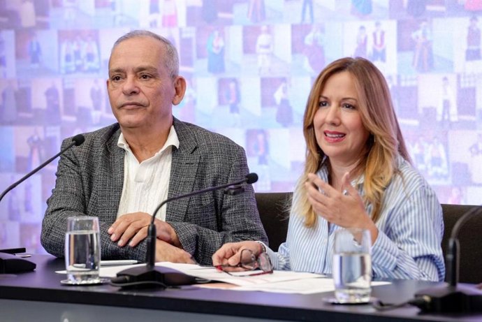 El consejero de Empleo y Educación, Efraín Medina, y la presidenta del Cabildo de Tenerife, Rosa Dávila, en una rueda de prensa de balance del Consejo Sectorial de la Indumentaria Tradicional