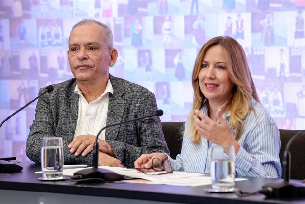 El consejero de Empleo y Educación, Efraín Medina, y la presidenta del Cabildo de Tenerife, Rosa Dávila, en una rueda de prensa de balance del Consejo Sectorial de la Indumentaria Tradicional