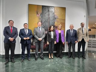 Foto de familia de la consejera, junto a otras autoridades de Huelva, en la presentación de la X edición del 'Ranking de Empleo de Andalucía'.