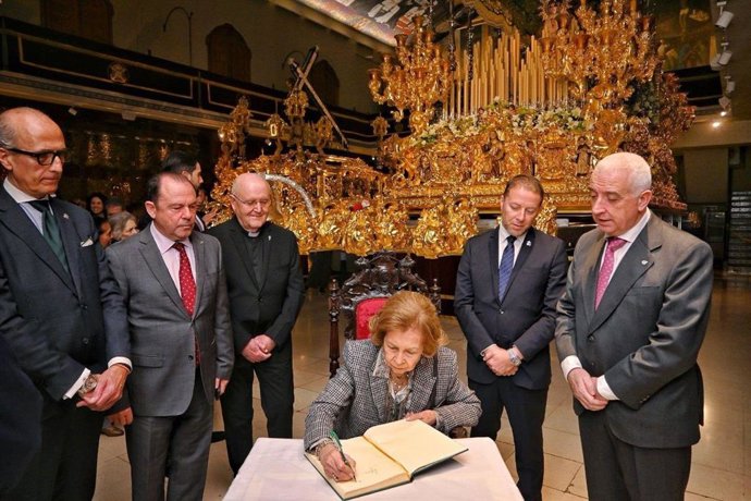 Archivo - Imagen de archivo de la reina Sofía, camarera de honor de la Virgen de la Esperanza después de aceptar el nombramiento ofrecido por la Pontificia y Real Archicofradía del Dulce Nombre Jesús Nazareno del Paso y María Santísima de la Esperanza de 