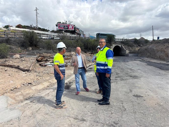 El consejero de Carreteras del Cabildo de Tenerife, Dámaso Arteaga, en una visita a las obras de mejora de la TF-662 en Arona