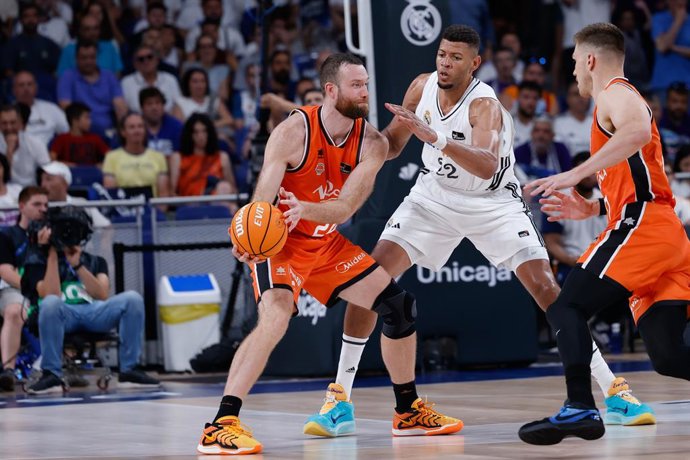 Archivo - Matt Costello of Valencia Basket and Walter Samuel Tavares da Veiga of Real Madrid in action during the Spanish League, Final second leg of Liga ACB Endesa, basketball match played between Real Madrid and Valencia Basket at Movistar Arena on Jun