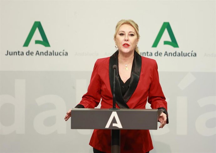 La consejera de Economía, Hacienda, Fondos Europeos y Diálogo Social de la Junta de Andalucía, Carolina España, interviene en la rueda de prensa posterior a la reunión semanal del Consejo de Gobierno de la Junta de Andalucía. A 10 de noviembre de 2025, en