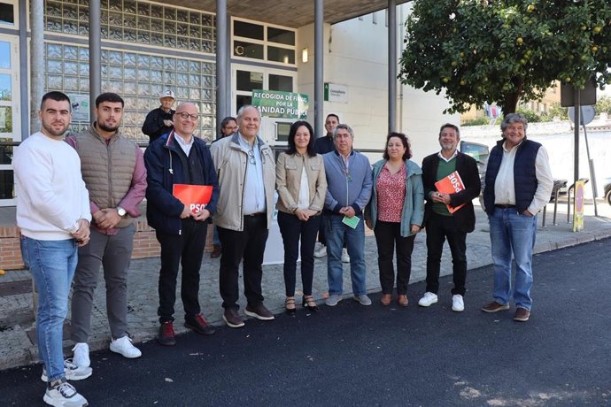 Crespín (centro), junto a otros dirigentes de su partido, ante el Centro de Salud de Villarrubia.
