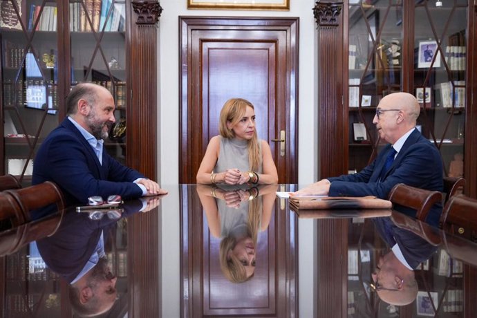 Almudena Martínez con el presidente del Colegio de Economistas de Cádiz.