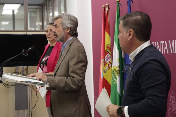 El portavoz del gobierno del Ayuntamiento de Córdoba, Miguel Ángel Torrico; el delegado de Infraestructuras, Miguel Ruiz Madruga, y la delegada de Servicios Sociales y Mayores, Eva Contador.