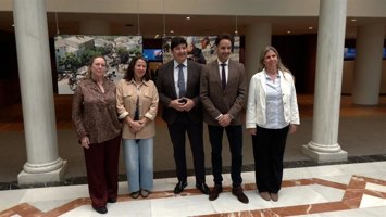 Inauguración de la exposición 'Cuidando la piel de la Tierra' en el Store Sierpes de Caixabank de Sevilla.