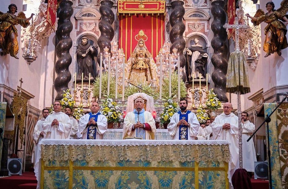 El obispo de Cádiz, en el centro de la imagen, oficiando una celebración el día de la Patrona de Cádiz el pasado mes de octubre.