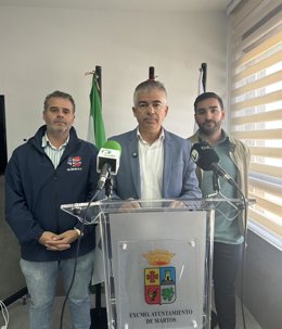 El alcalde de Martos, Emilio Torres (c), en la comparecencia.
