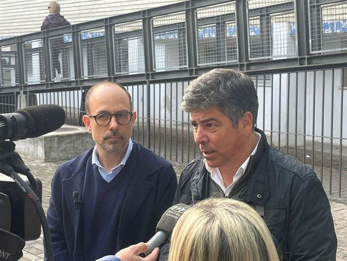 Rafael Llamas interviene, junto a Antonio Ruiz, ante el Centro de Salud de Montilla.
