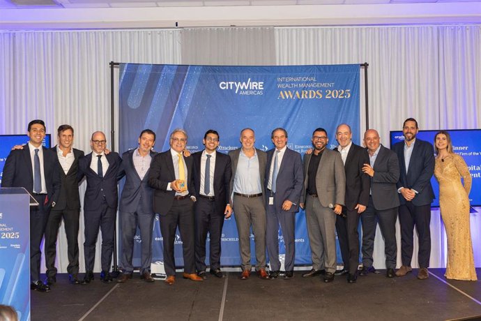 Representantes de Boreal Miami en la entrega de premios