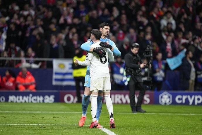Archivo - Federico Valverde y Thibaut Courtois se abrazan tras un partido del Real Madrid