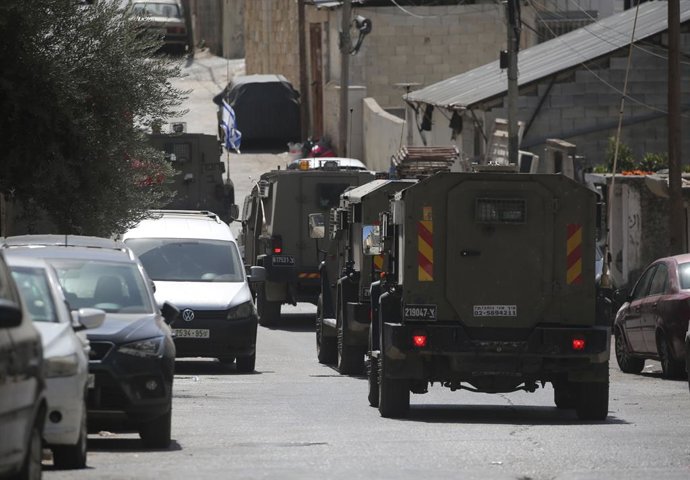 Archivo - 5 de outubro de 2025, Nablus, Cisjordânia, Território Palestino: Soldados do exército israelense caminham por uma rua durante uma operação militar em um bairro de Nablus, na Cisjordânia ocupada, em 5 de outubro de 2025. A violência na Cisjordâni